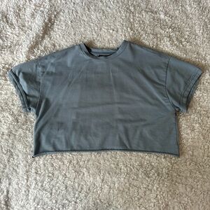Cropped blue t-shirt